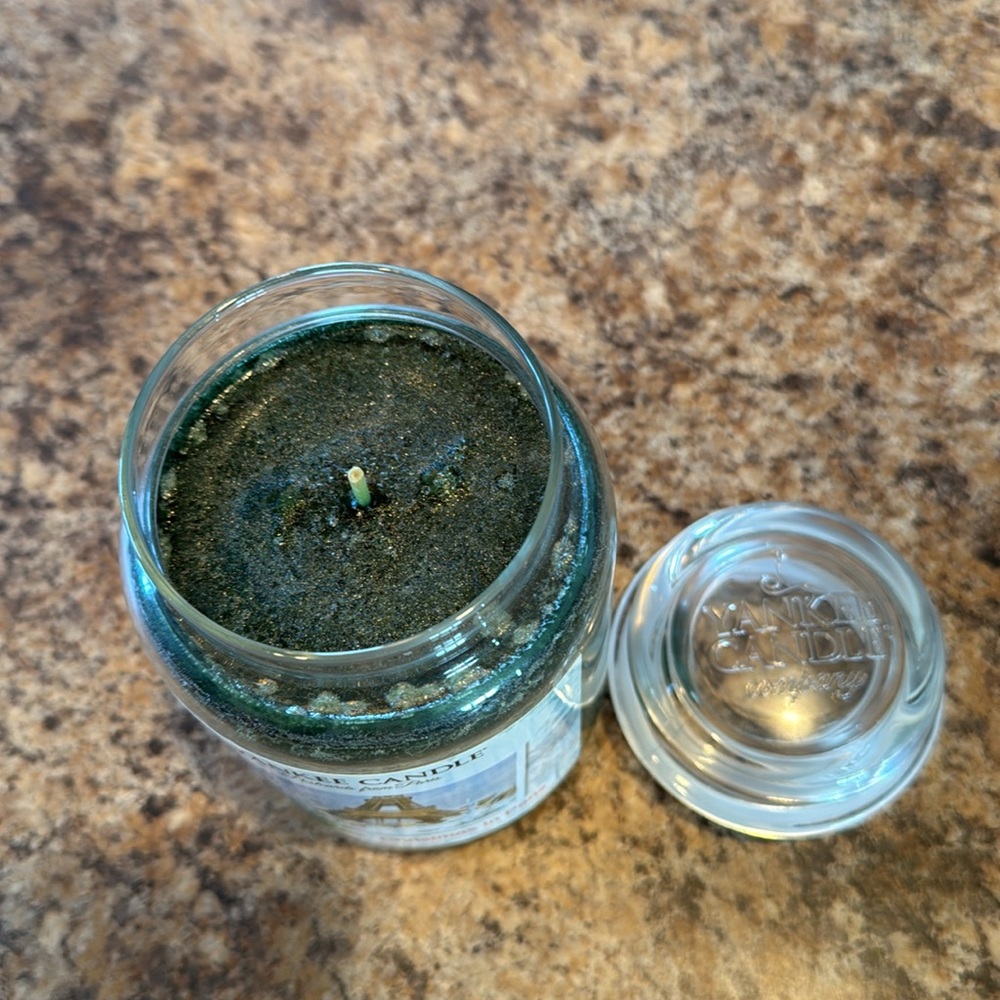 Yankee Candle Christmas in Paris collection 22oz from Post cards from Paris - Picture 3 of 4